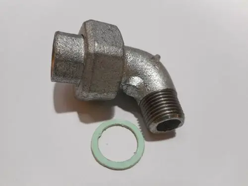 Winkelverschraubung aus Metall mit gewindearmierter Verbindung und einem grünen Dichtungsring. Produkt von Remeha.